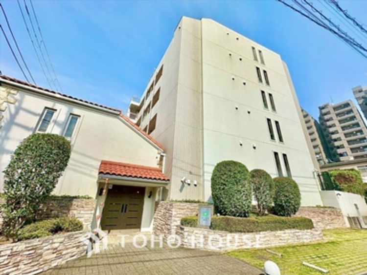 エントランス 【ENTRANCE】◆家族◆家で家族と過ごす時間は限られている。帰りを待つ家族の元へと急ぐときの弾む思い。そんな思いを引き立てる邸宅。