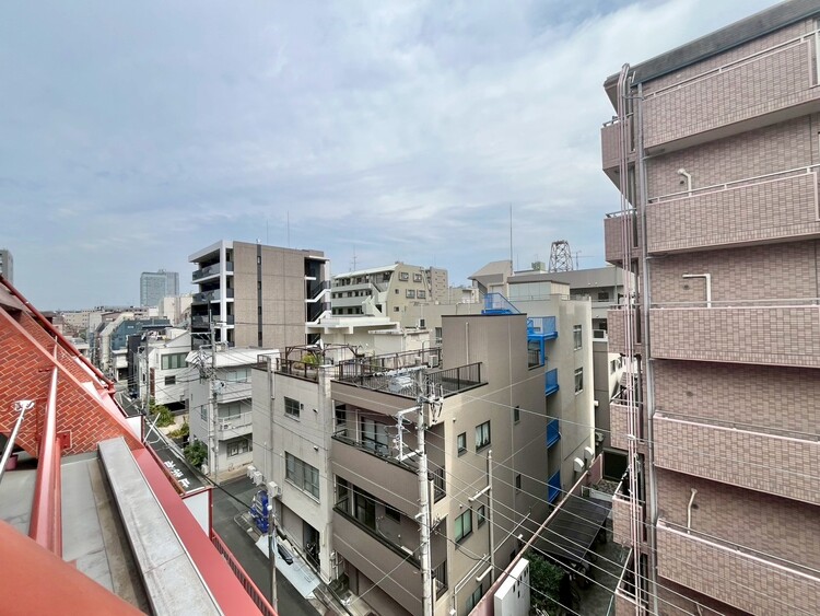 バルコニー 窓を開けると広がる青空。心をリフレッシュして日々を過ごしていきましょう。