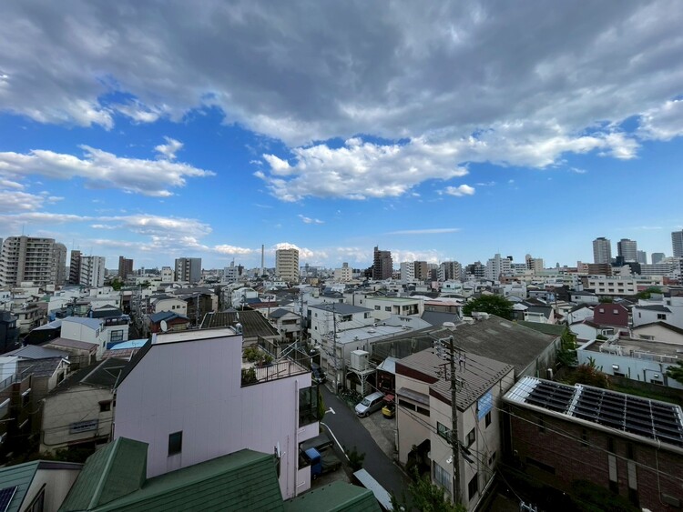 バルコニー 窓を開けると広がる青空。心をリフレッシュして日々を過ごしていきましょう。