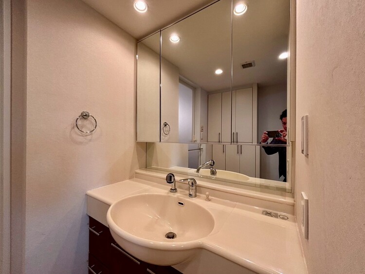 その他 清潔感を感じられる洗面化粧台。