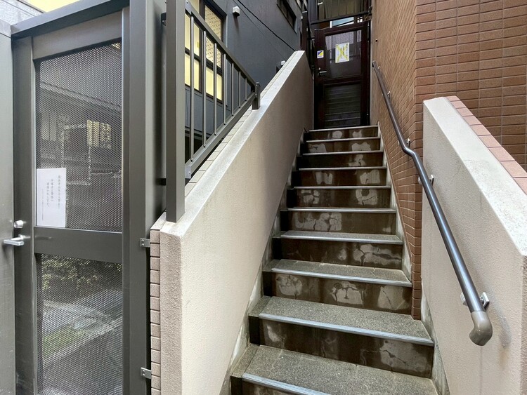 その他 共用部の階段です。明るく清潔に管理されています。