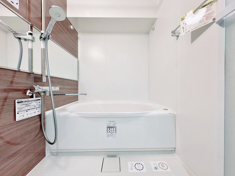 風呂 一日の疲れを癒すバスルームは、心地よいリラックスを叶える清潔感溢れる空間です。