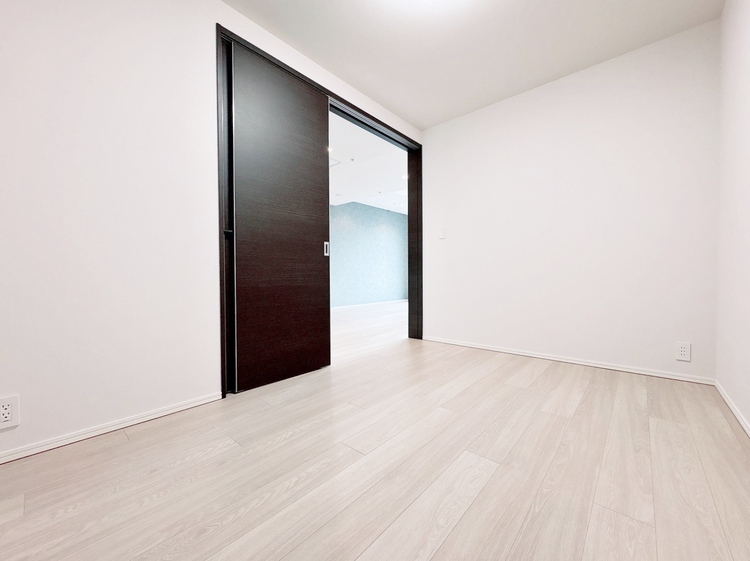 寝室 ベッドも十分に設置するスペースがあります。