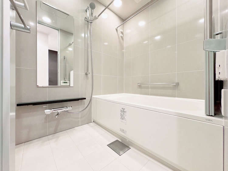 風呂 一日の疲れを癒すバスルームは、心地よいリラックスを叶える清潔感溢れる空間です。