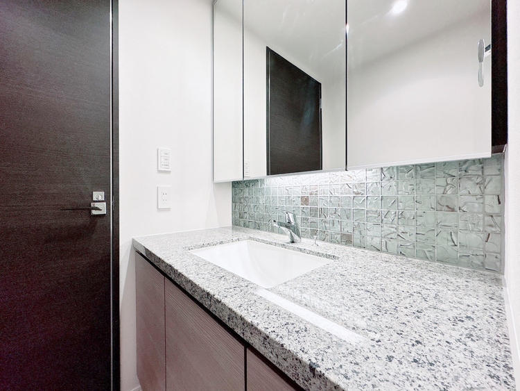 洗面 何かと物が増える場所だからこそ、スッキリと見映えの良い空間に。