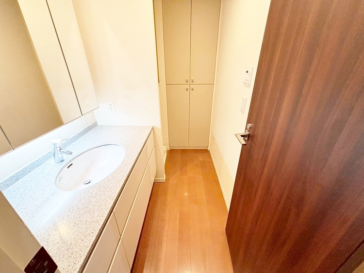 その他 十分な広さの脱衣所。