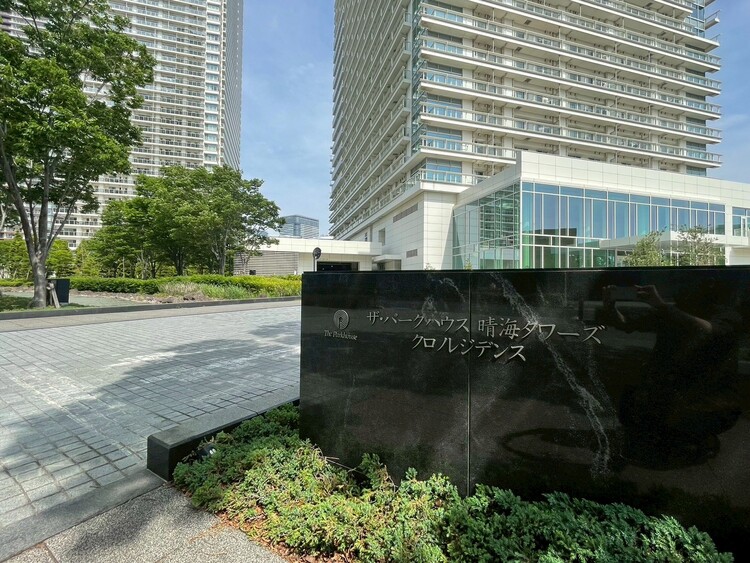 その他 スタイリッシュなエンブレム。お洒落なマンションは入り口から。