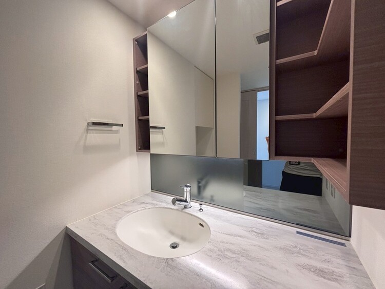 その他 清潔感を感じられる洗面化粧台。