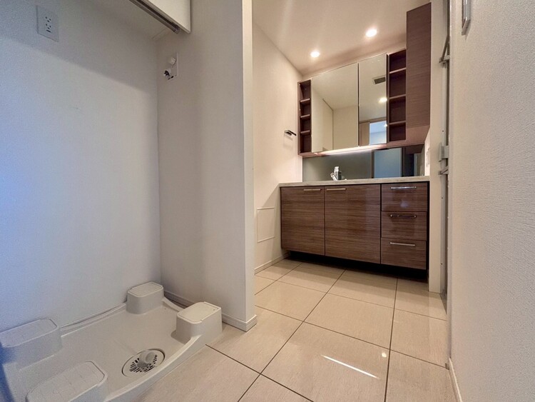 その他 十分な広さの脱衣所。