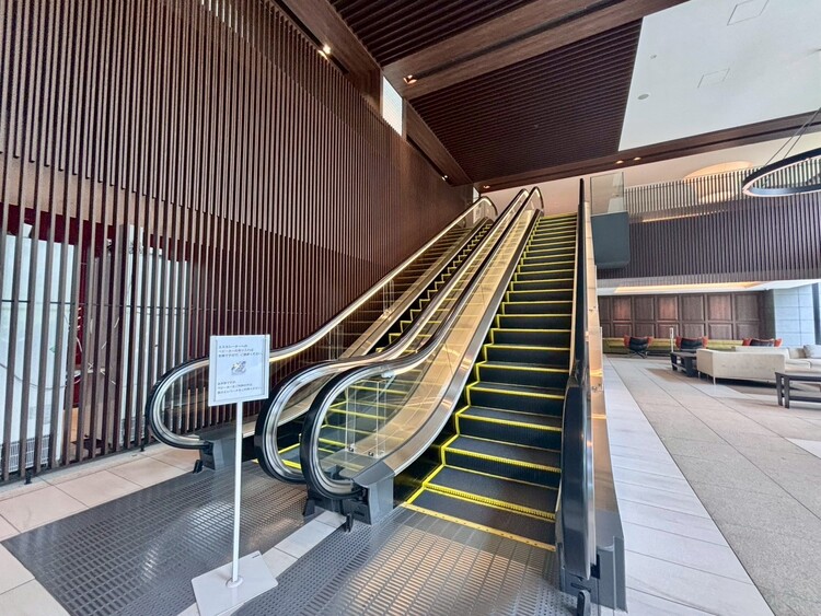 その他 共用部のエスカレーターです。明るく清潔に管理されています。