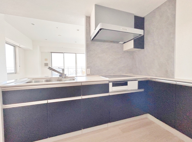 キッチン スマートな意匠と充実の機能を備えたキッチンが、暮らしにおいしい彩りを添えます。