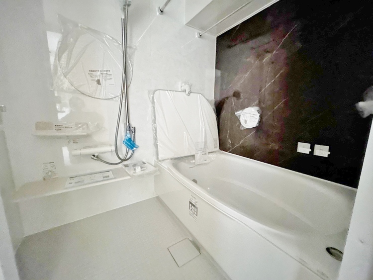 風呂 一日の疲れを癒すバスルームは、心地よいリラックスを叶える清潔感溢れる空間です。