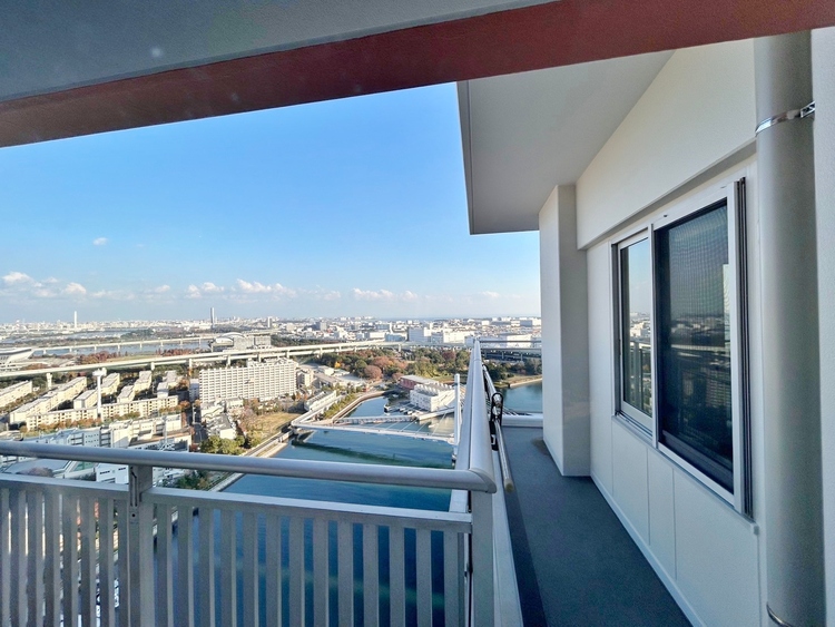 バルコニー 暮らしの中で、光と風を演出してくれるバルコニー。