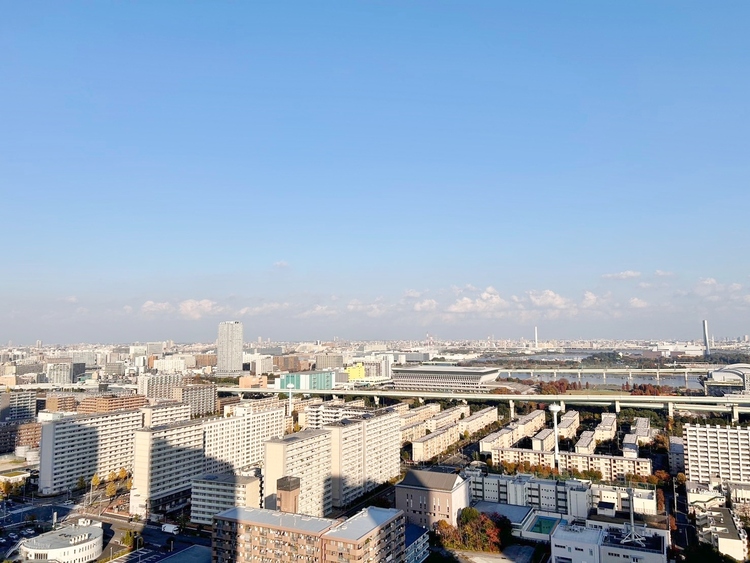 バルコニー 窓を開けると広がる青空。心をリフレッシュして日々を過ごしていきましょう。