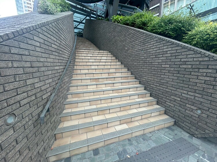 その他 共用部の階段です。明るく清潔に管理されています。