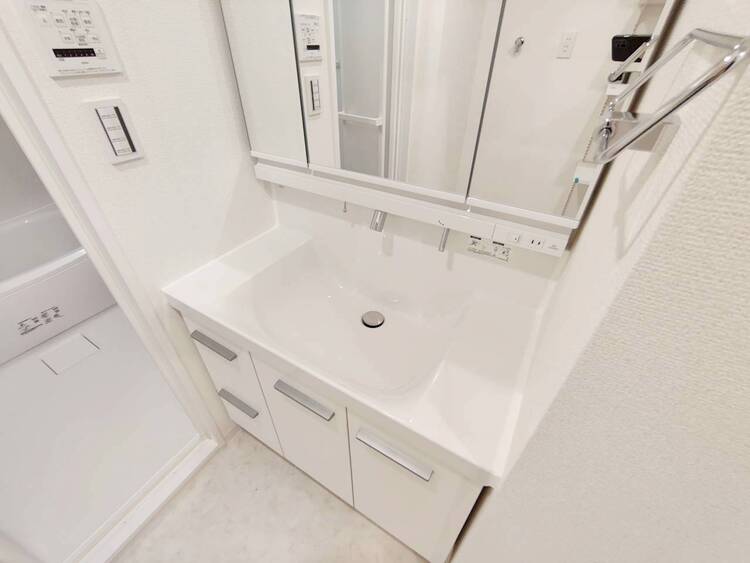 その他 清潔感を感じられる洗面化粧台。