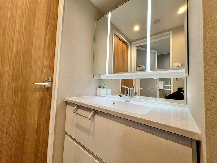 その他 清潔感を感じられる洗面化粧台。