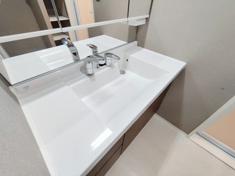 その他 清潔感を感じられる洗面化粧台。