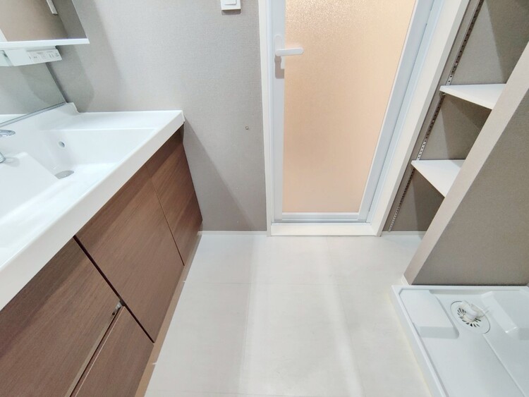 その他 十分な広さの脱衣所。