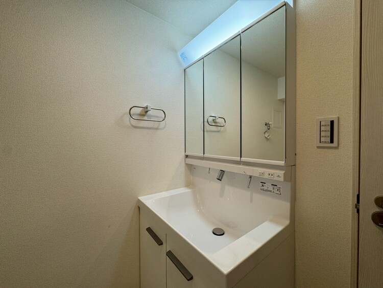 その他 清潔感を感じられる洗面化粧台。