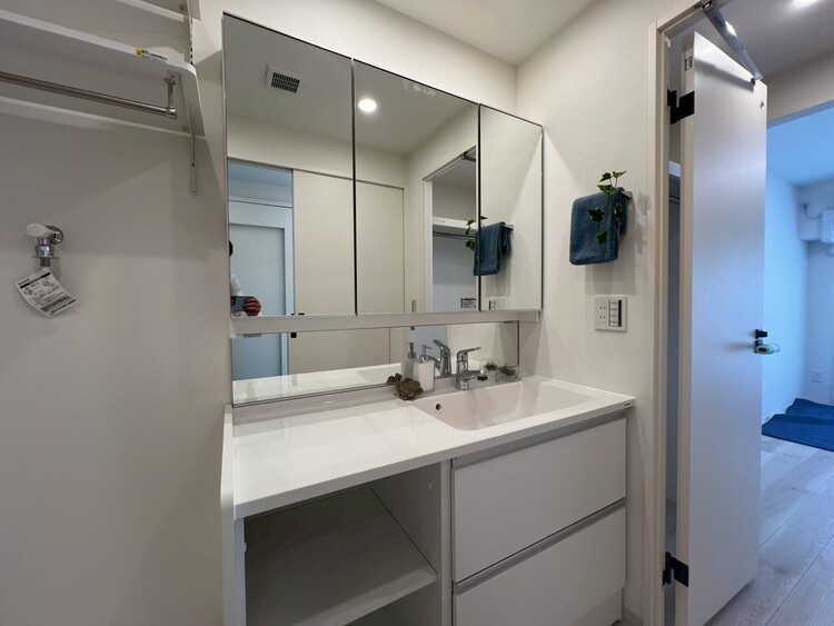 その他 清潔感を感じられる洗面化粧台。