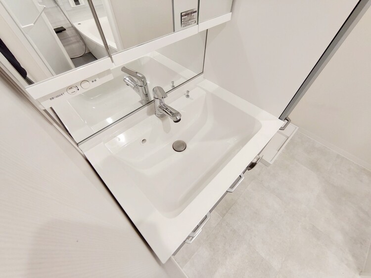その他 清潔感を感じられる洗面化粧台。