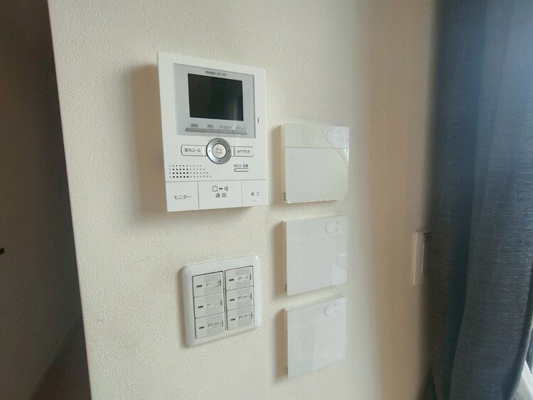 その他 床下に発熱体を敷詰めることで、足元から部屋全体までぽかぽか暖まります。エアコンやファンヒーターより乾燥しにくく、ほこりが舞い上がらないメリットも。喉にやさしく、快適な冬を過ごせます。
