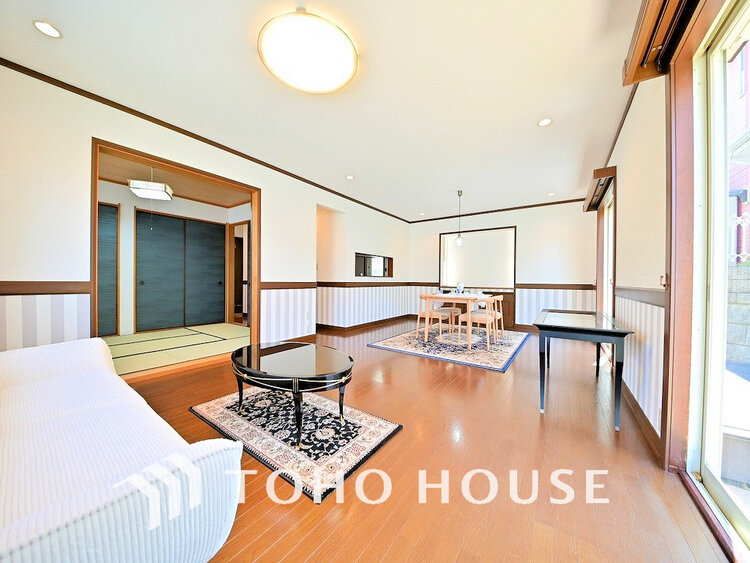 内装 上質な時間を育む暮らしのメインステージ。寛ぎとコミュニケーションを育む居心地のよい場所