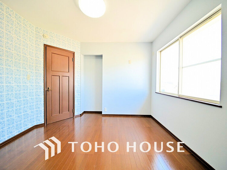 内装 採光もある洋室は、くつろぎのひと時を過ごすのにぴったり