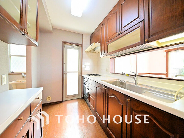 キッチン 落ち着きのあるカラーで統一された清潔感と気品が溢れるキッチン