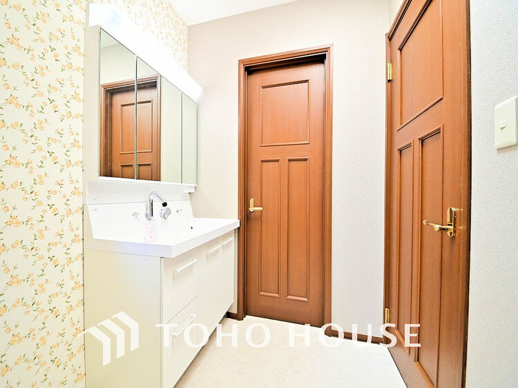 洗面 洗面台には三面鏡を採用。身だしなみを整えやすく収納量も良好です