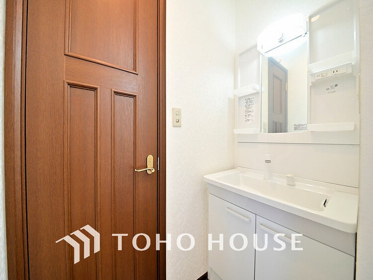 洗面 落ち着きのある色合いでまとめられた洗面室