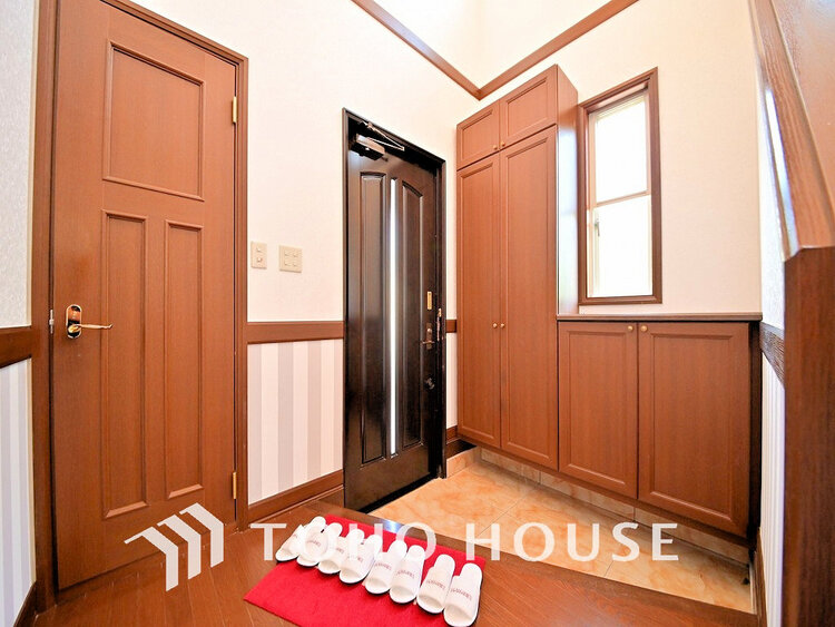 玄関 飾リ過ぎないシンプルな内装と偏り過ぎないデザインの玄関