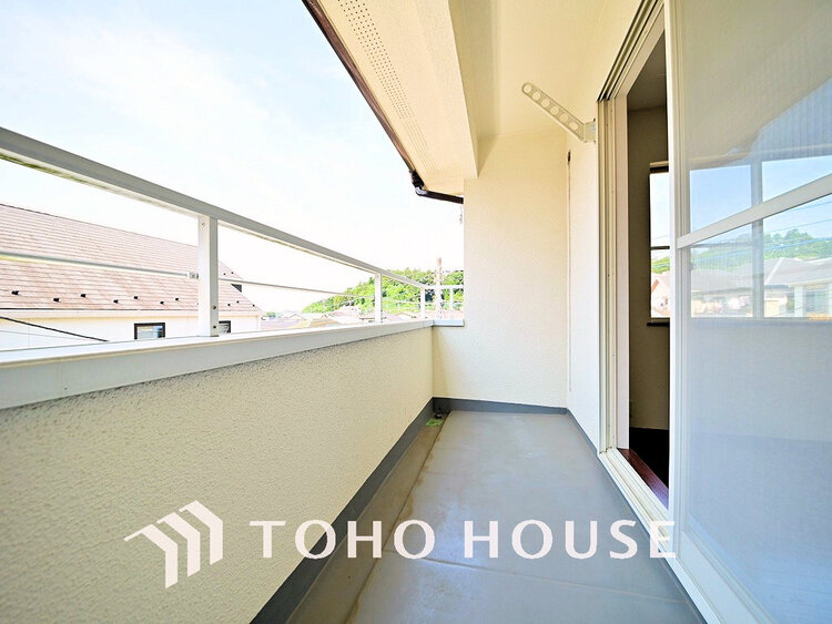 バルコニー 日当たりの良いバルコニーで晴れの日の洗濯物も楽しみになりますね