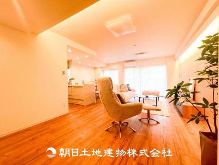 居間 大切なご家族、招いた友人と過ごすひと時を溢れる光が優しく包み込む空間。