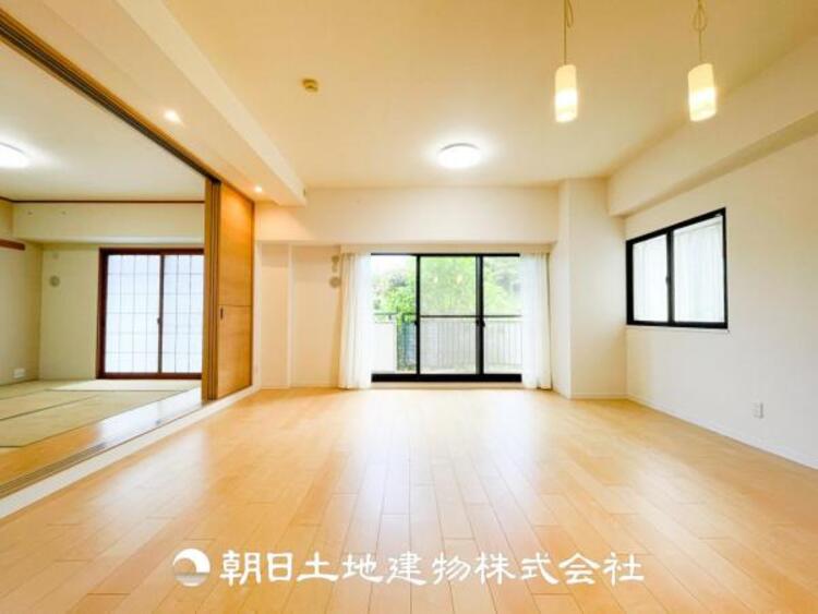 居間 リビングにはみんなが集い、食事や楽しい会話が始まる。