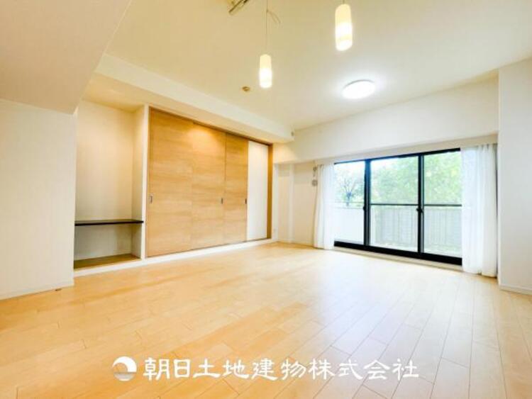 居間 大切なご家族、招いた友人と過ごすひと時を溢れる光が優しく包み込む空間。