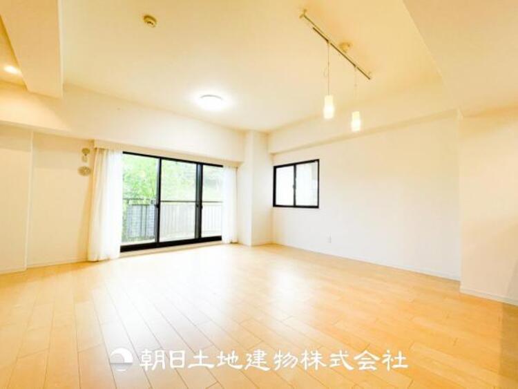 居間 リビングには潤沢な太陽が降り注ぎ、爽やかな住空間を演出。