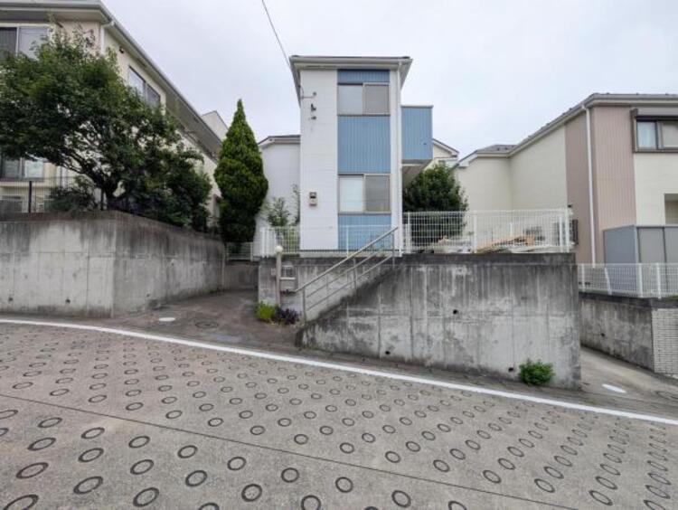 その他 ●〇光と風が行わたる開放感あふれる邸宅 春には気持ちの良いそよ風、冬には朝の暖かな光 季節の移り変わりを感じる暮らしを実現。四季の移ろいを感じる事ができる住宅は生活に潤いを与え、豊かな心を育みます〇●