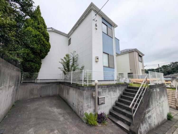 その他 ●〇閑静な住宅地に馴染む落ち着いた色合いの外観。長く愛着を持って住んで頂きたいからこそ飽きのこないシンプルな色目を採用しました。外壁には耐久性・防汚性に優れ、お掃除もしやすいたサイディング材を使用〇●