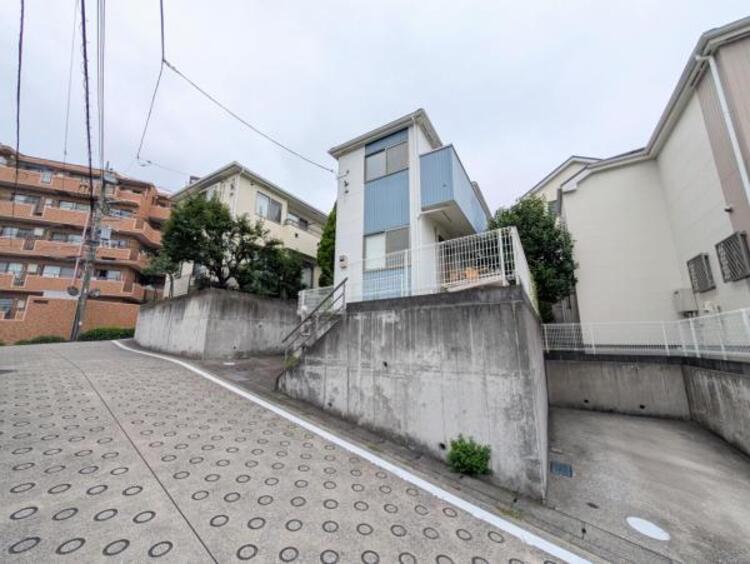 その他 ●〇ここから始まる「日常」はご家族にとってかけがえのない時間となります。少しでも豊かに、快適に。そんな想いから本邸宅は生まれました。周辺には利便性の高い施設や緑にあふれ、永住の地に相応しい環境です〇●