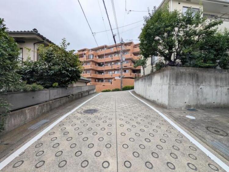 その他 ●〇物件の陽当りや通風・仕様設備やお部屋の大きさの比較、近隣・周辺環境や街並みなど、資料には掲載していない情報が現地にはたくさんあります。資料だけで不動産を購入できるという方はいません。ぜひ現地へ〇●