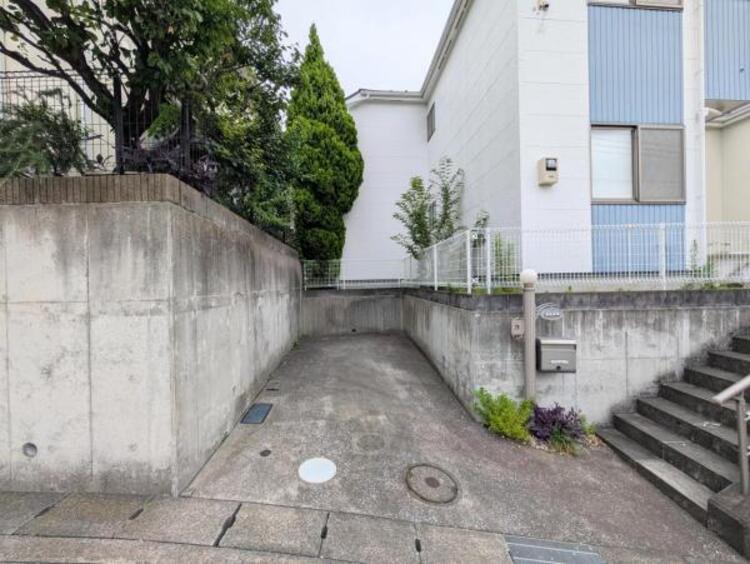 その他 ●〇日々の生活にクルマは欠かせない方は、駐車場確保は大事な条件です。マンションに居住した場合には、月々で駐車料金が掛かります。しかし戸建ての場合は費用負担0。居住費のランニングコストを抑えましょう〇●