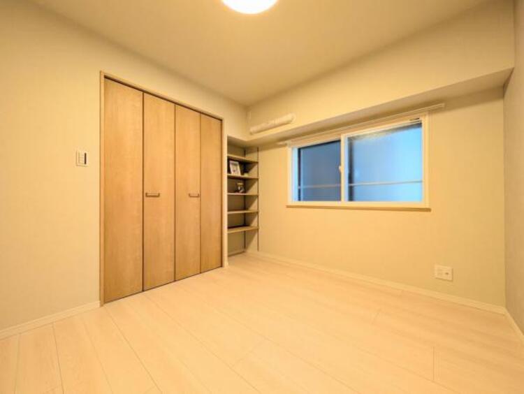 内装 充分な広さの寝室は、収納スペースもしっかり設けてあります。すっきりと物を片付けることができるので、お部屋の広さを有効活用できます。リビングだけでなく個室の居心地も重要なポイントで陽当たりも良好。
