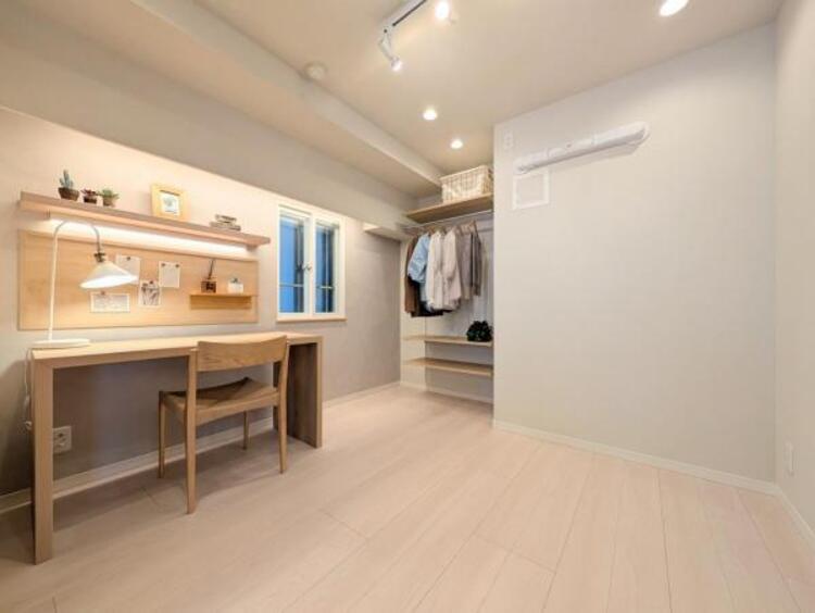 内装 採光もアクセントの一つとして。プライベートルームにはやさしい光が射し込んでいて、この明るい好みの空間で読書や音楽。充実した時間を過ごせます。日中に明りをつける必要が無い事も物件選びの大きな条件。