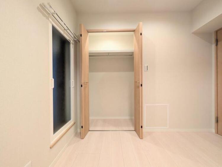 内装 充分な広さの寝室は、収納スペースもしっかり設けてあります。すっきりと物を片付けることができるので、お部屋の広さを有効活用できます。リビングだけでなく個室の居心地も重要なポイントで陽当たりも良好。