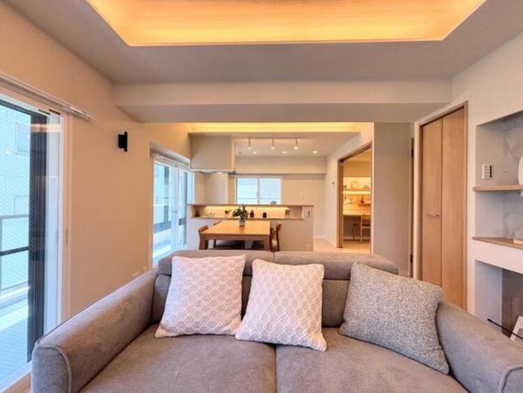 居間 一日の中で多くの時間を過ごすことになる住まいだからこそ、いつも穏やかな空間であるように心掛けています。構成する建材などへの配慮が、住まう方の健康を守ります。小さなお子様がいるご家庭でも安心です。