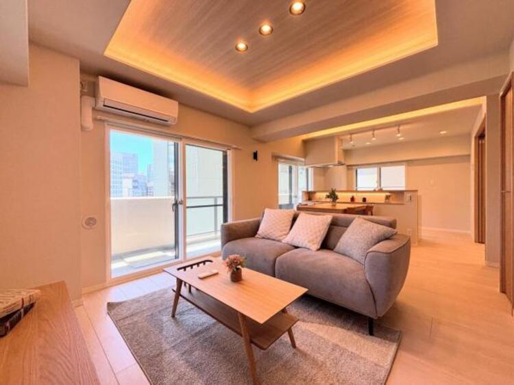 居間 一日の中で多くの時間を過ごすことになる住まいだからこそ、いつも穏やかな空間であるように心掛けています。構成する建材などへの配慮が、住まう方の健康を守ります。小さなお子様がいるご家庭でも安心です。