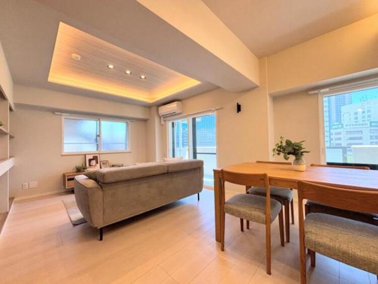 居間 一日の中で多くの時間を過ごすことになる住まいだからこそ、いつも穏やかな空間であるように心掛けています。構成する建材などへの配慮が、住まう方の健康を守ります。小さなお子様がいるご家庭でも安心です。