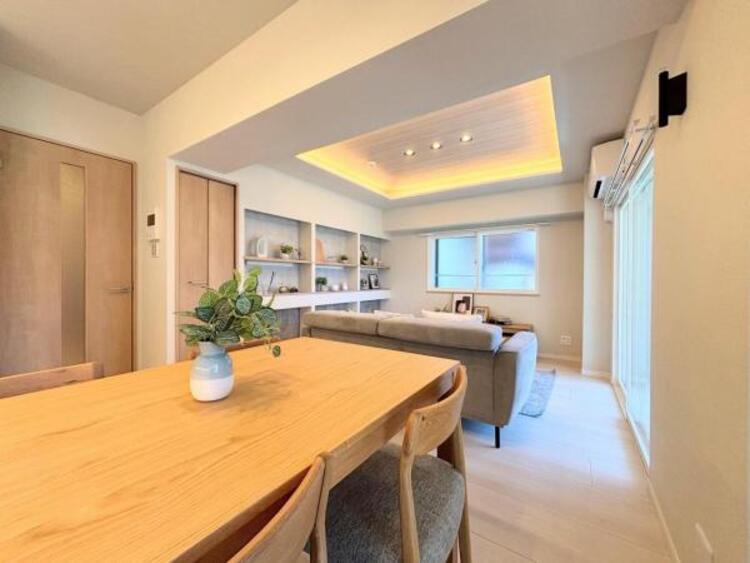 居間 一日の中で多くの時間を過ごすことになる住まいだからこそ、いつも穏やかな空間であるように心掛けています。構成する建材などへの配慮が、住まう方の健康を守ります。小さなお子様がいるご家庭でも安心です。